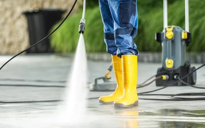 Lavagem de piso com equipamento de alta pressão