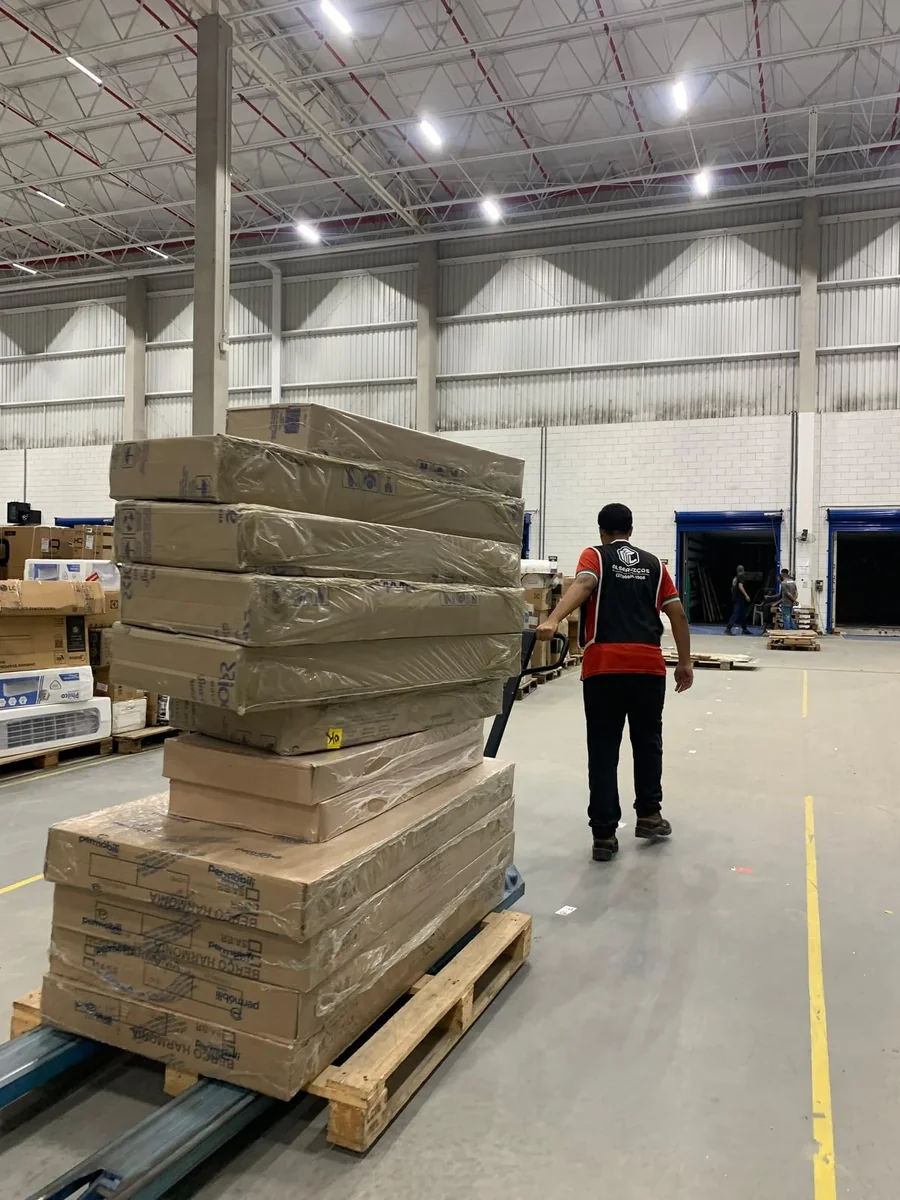 Equipe ML Serviços transportando eletrodoméstico no caminhão