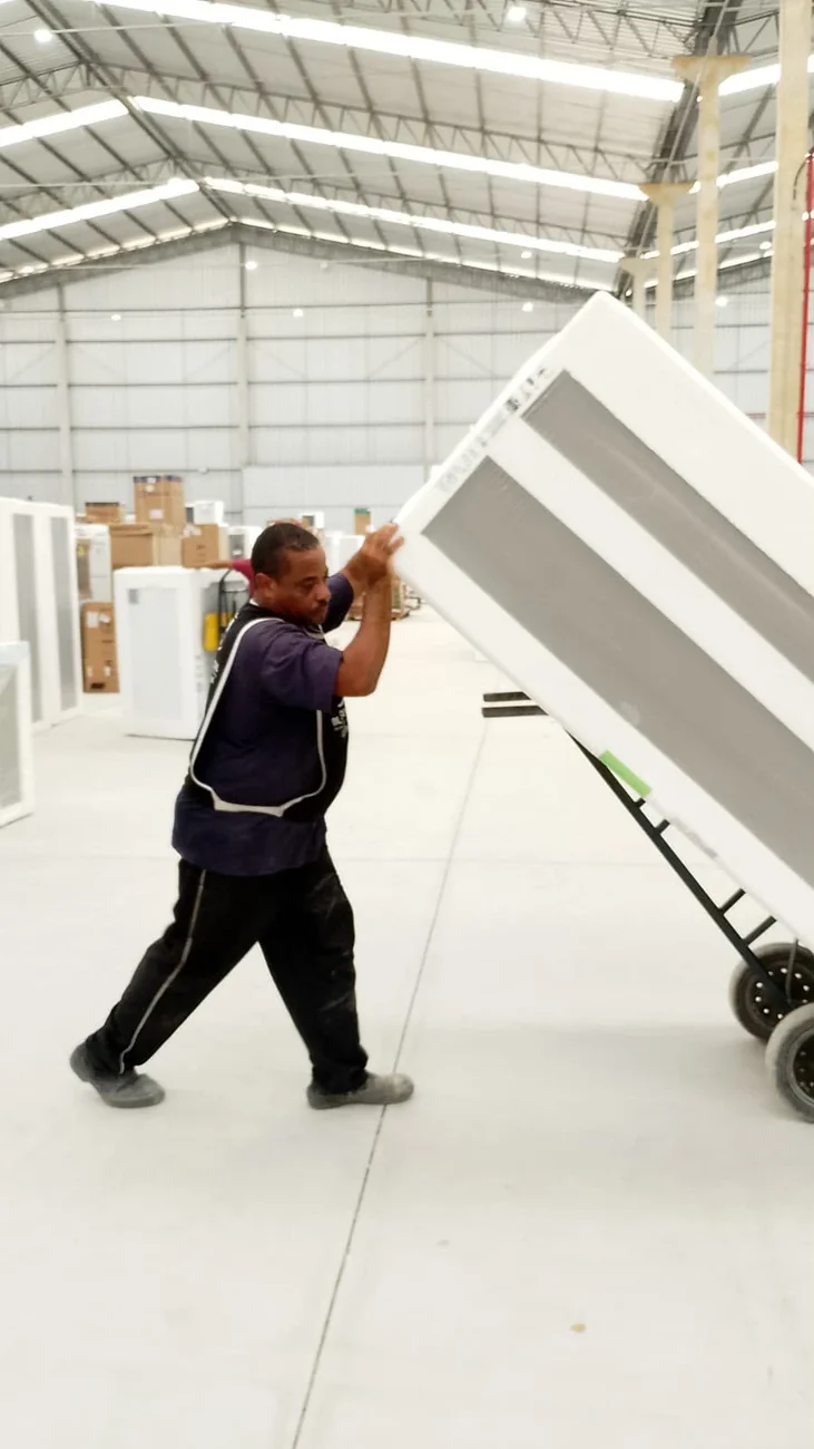 Descarregamento de equipamento com carrinho de mão